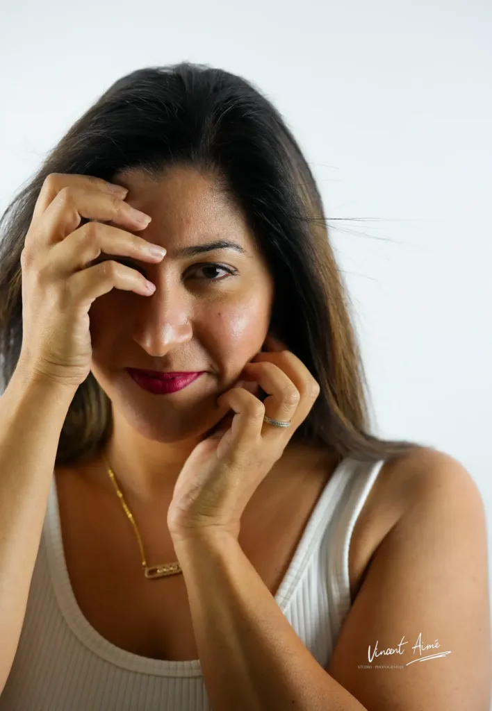 Portrait d'une femme avec les mains devant le visage