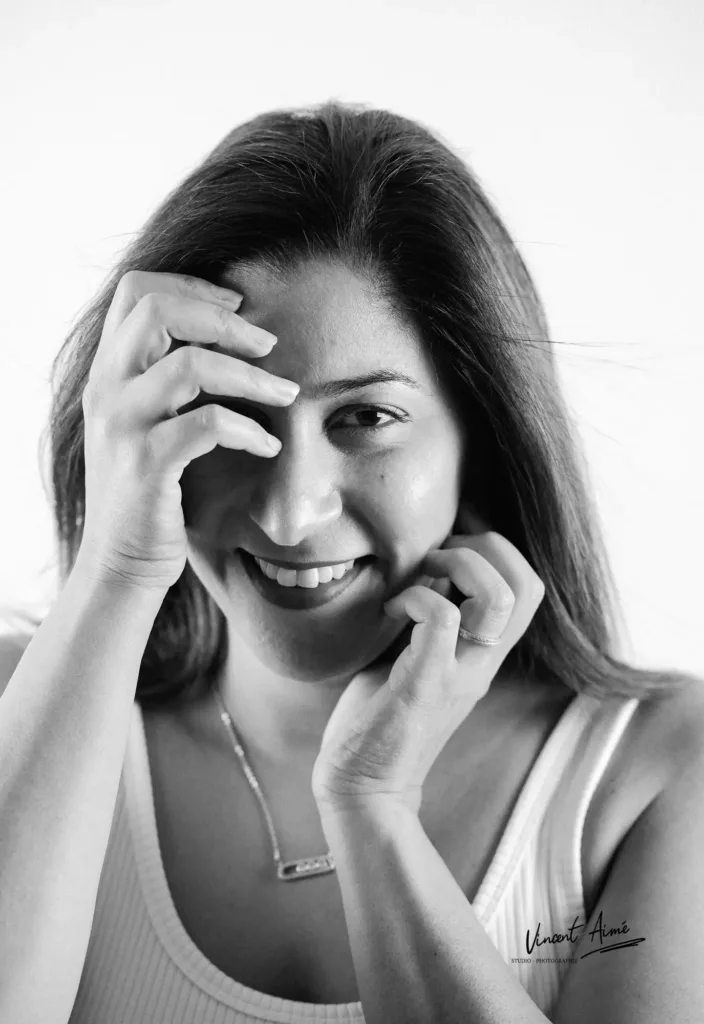 Portrait d'une femme avec les mains devant le visage. Photo en noir et blanc