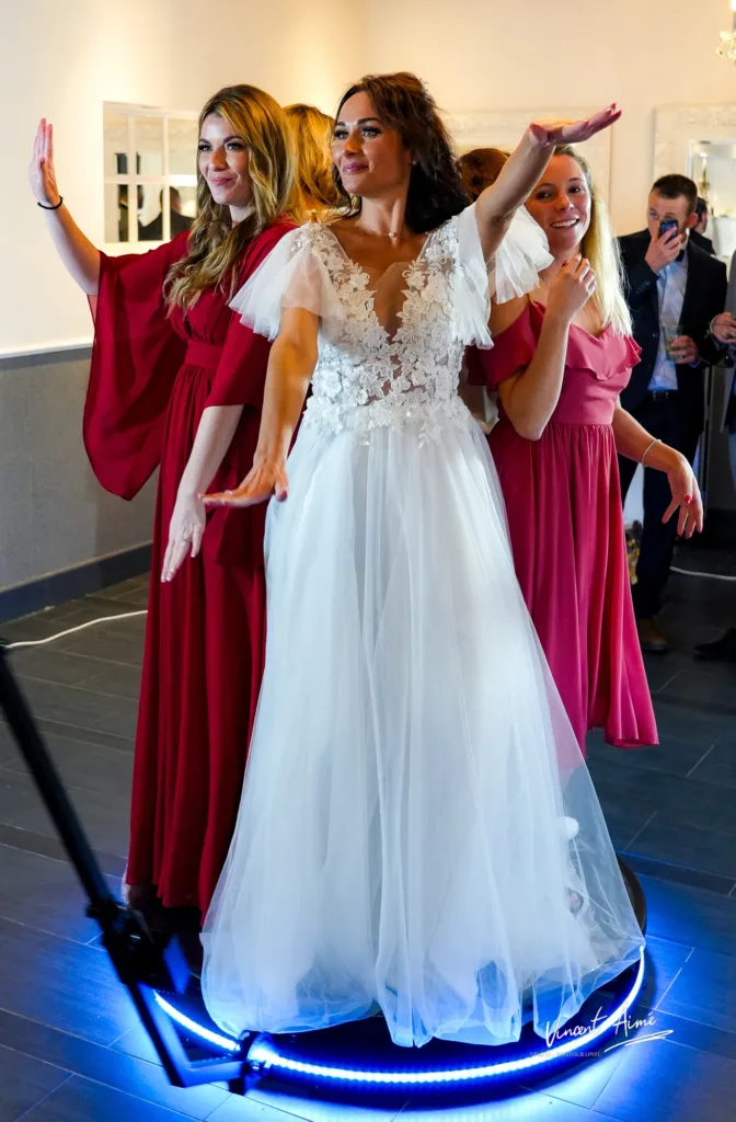 Danse de la mariée avec ses copine sur une plateforme 360 degrés
