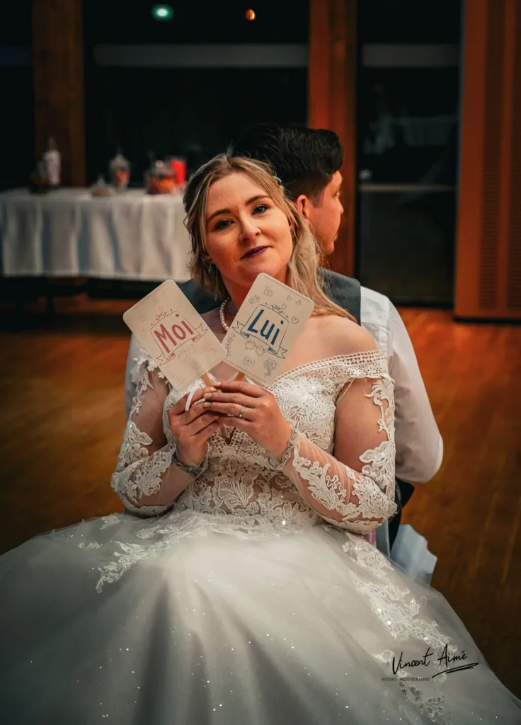 Les mariés jouent au jeu "Elle et Lui"