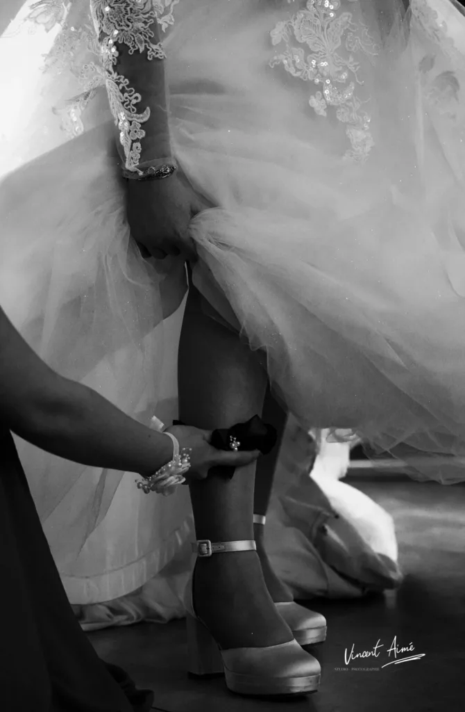 Jambe de la mariée remontant sa jarretière
