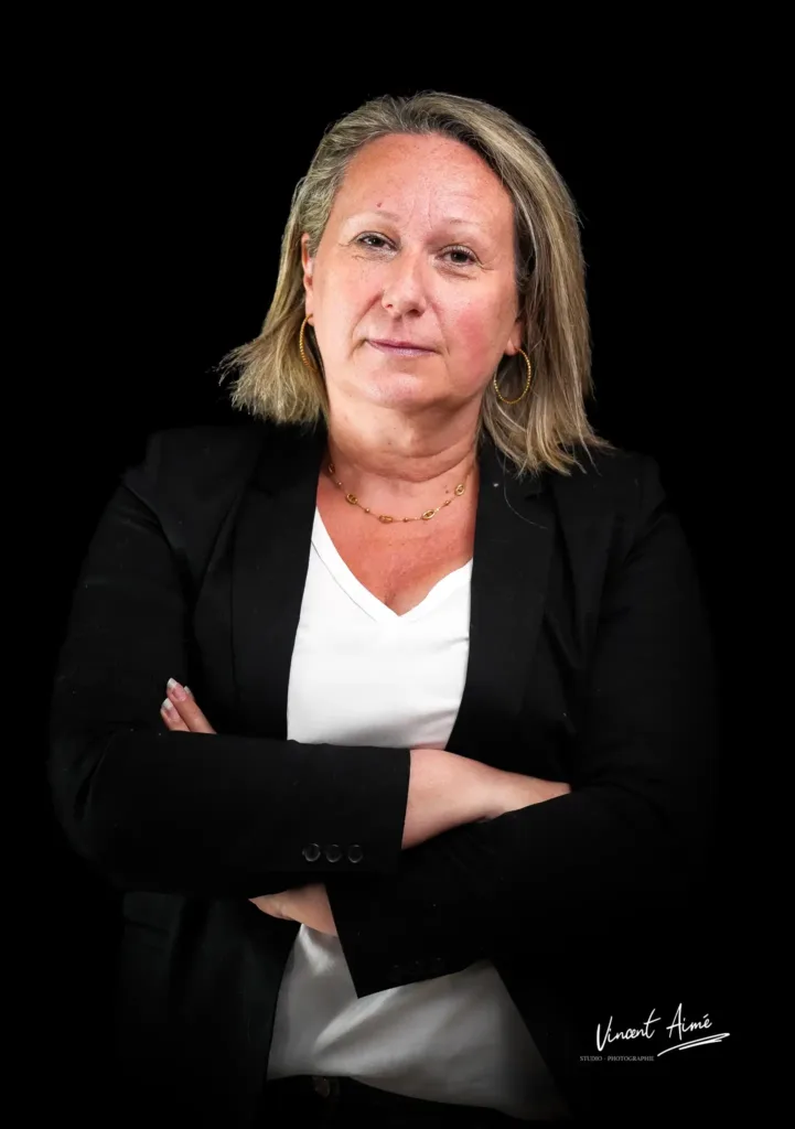 Portrait professionnel d'une femme avec les bras croisés de face