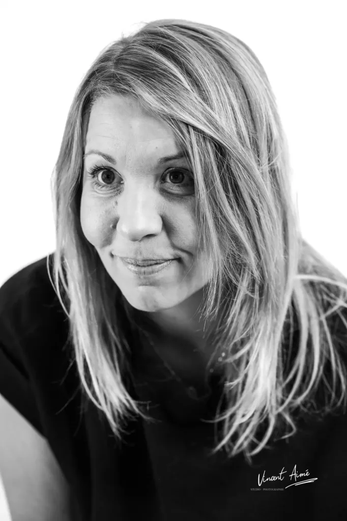 Portrait d'une femme regardant au loin. Photo en noir et blanc.