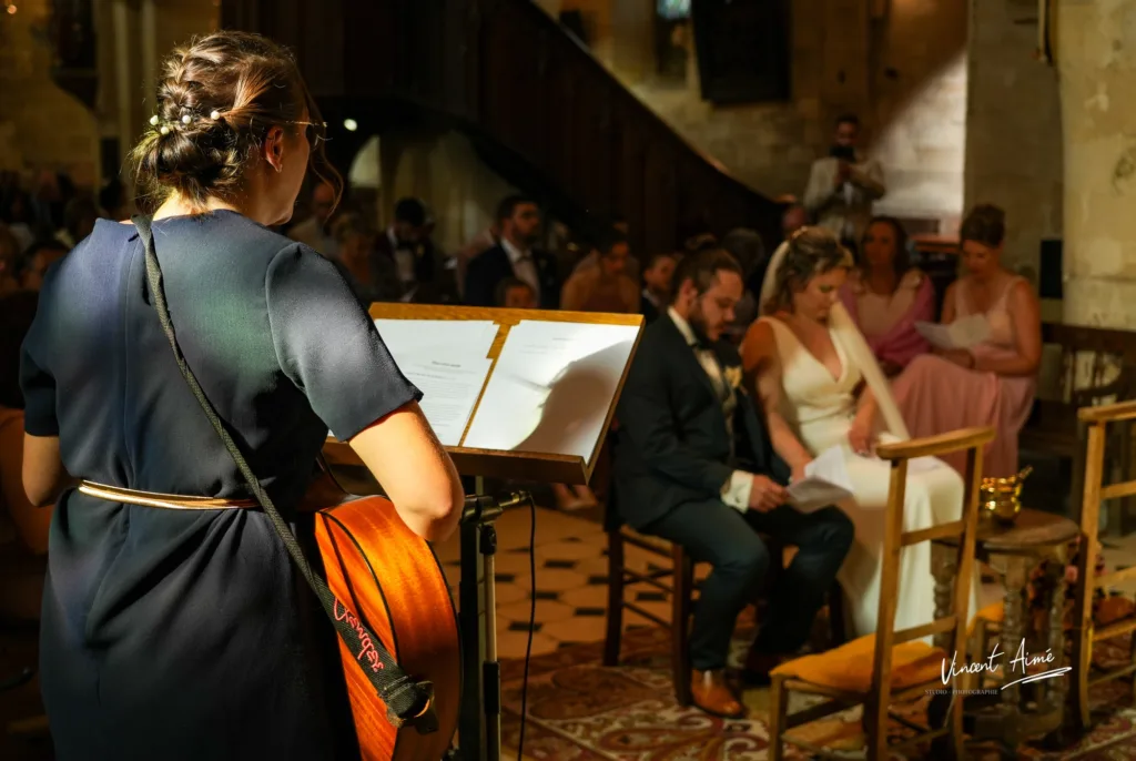 Chanteuse à la guitare à l'église