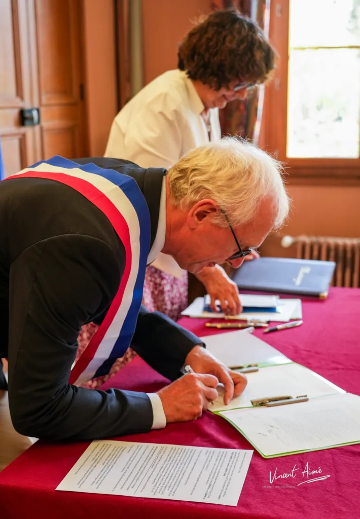 Signature du registre par le maire