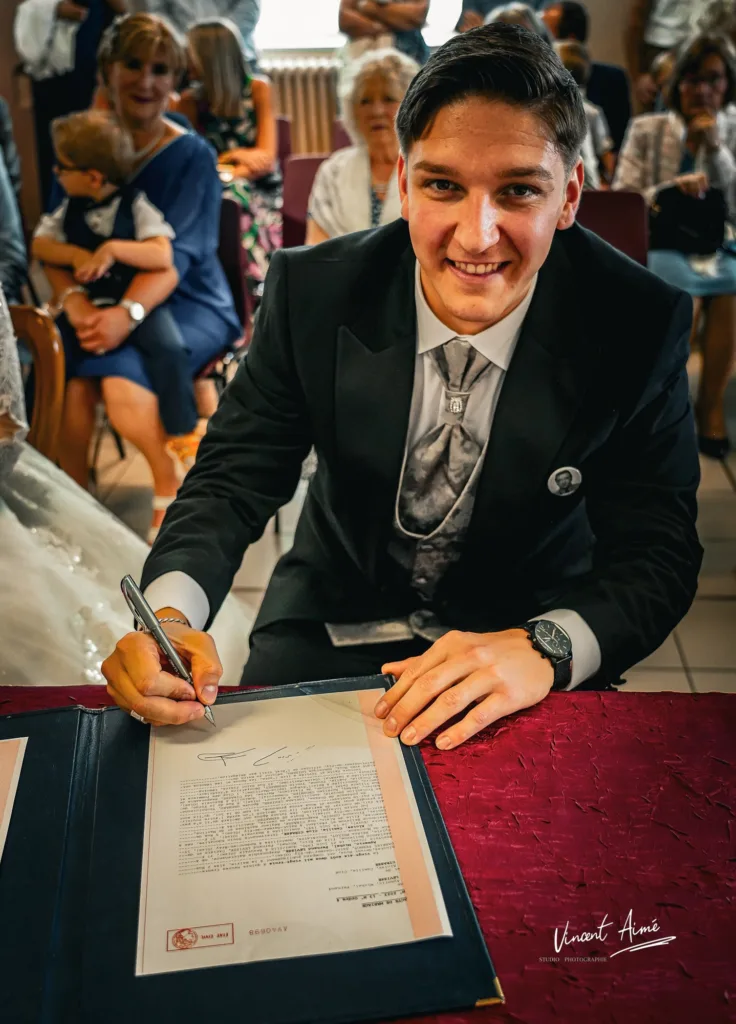 le marié signe le registre à la mairie