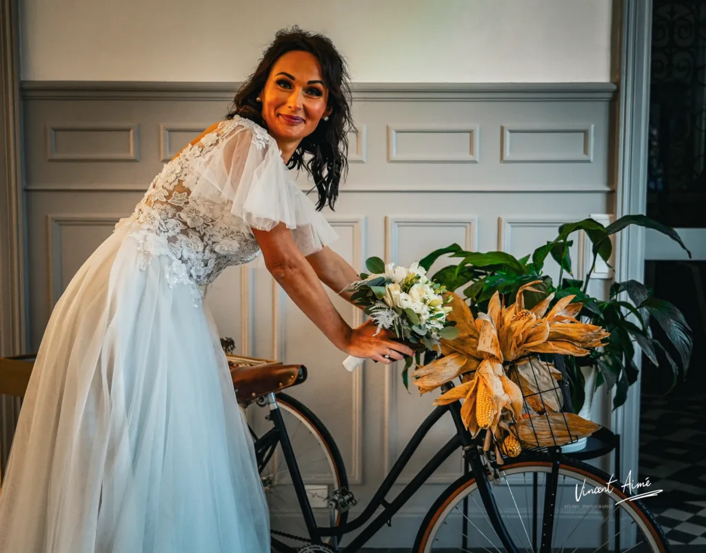 Mariée posant devant un vélo fleuri