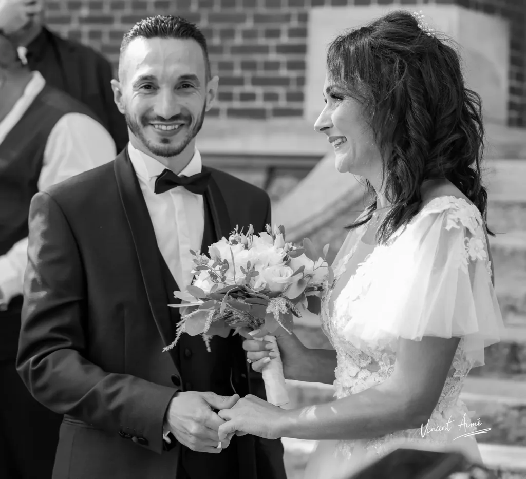 Mariés à la sortie de la mairie, heureux et souriant. Photo en noir et blanc