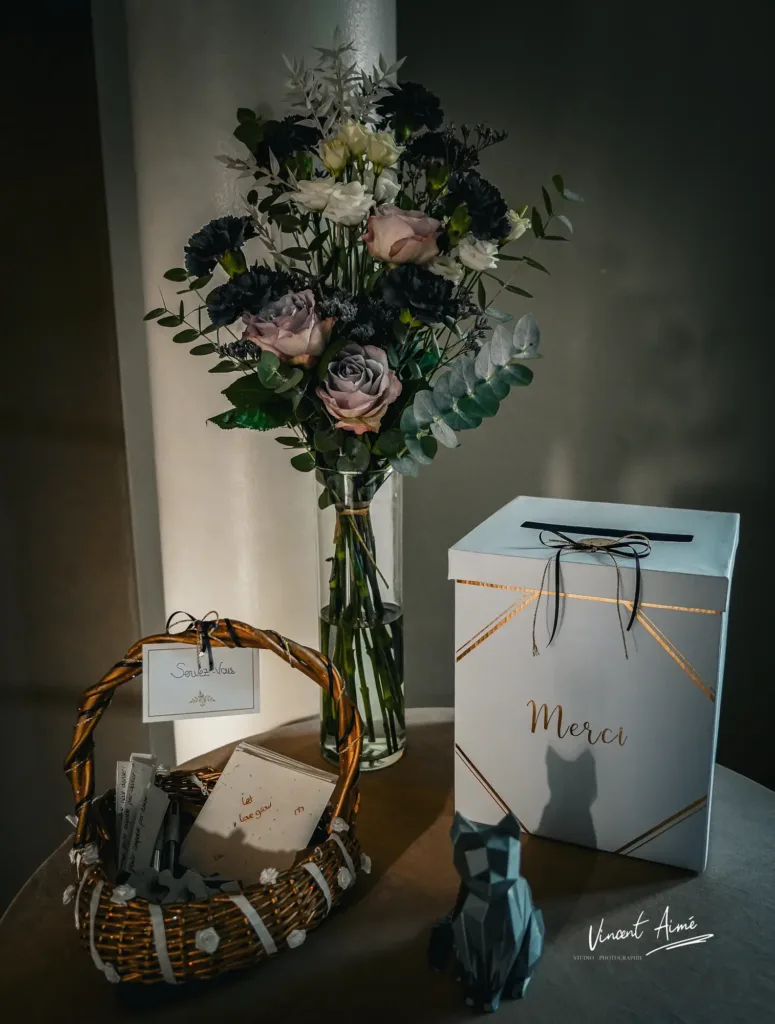Bouquet de fleurs avec urne et panier, décorations de mariage