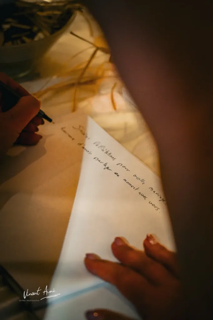 Une invitée qui écrit dans le livre d'or des mariés