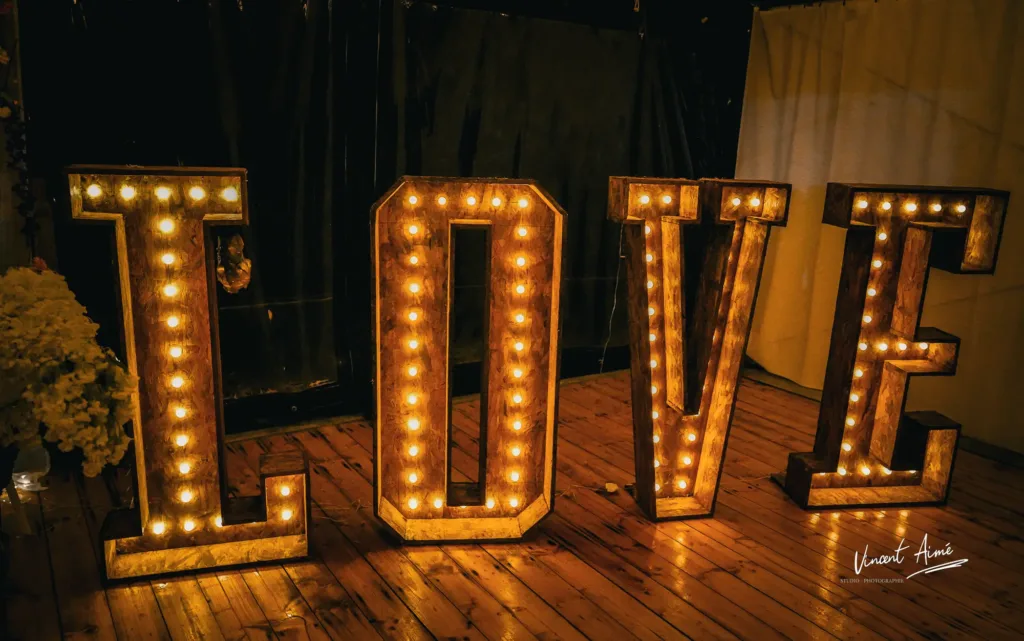 Lettres du mot LOVE de tailles humaines avec des ampoules pour éclairer