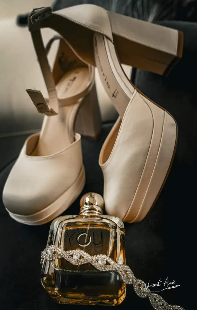 Chaussures, parfum et collier de la mariée