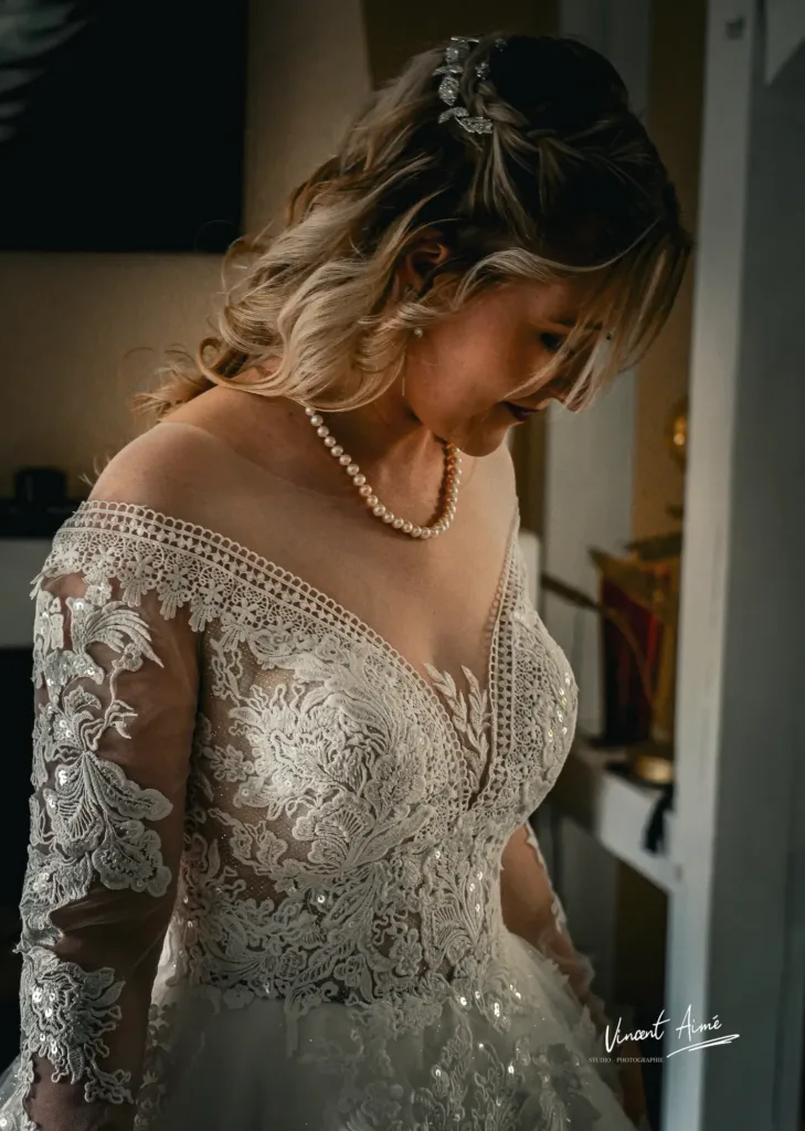 Portrait de la mariée à la fin des préparatifs et habillage