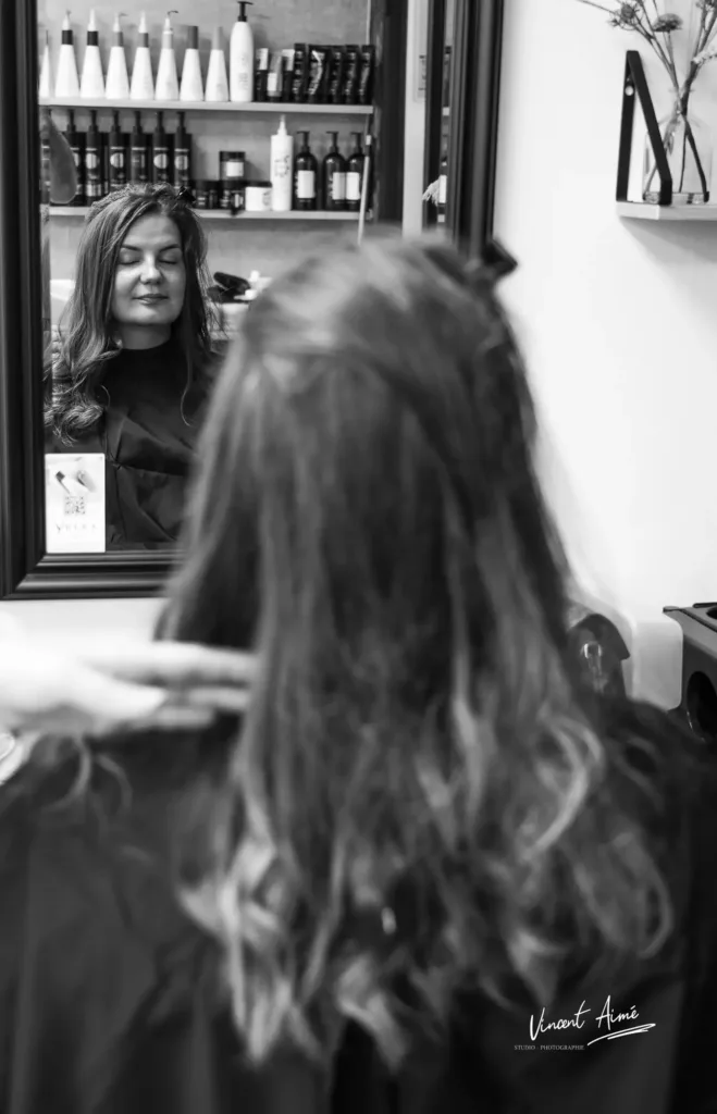 Mariée chez le coiffeur pour les préparatifs. Photo en noir et blanc