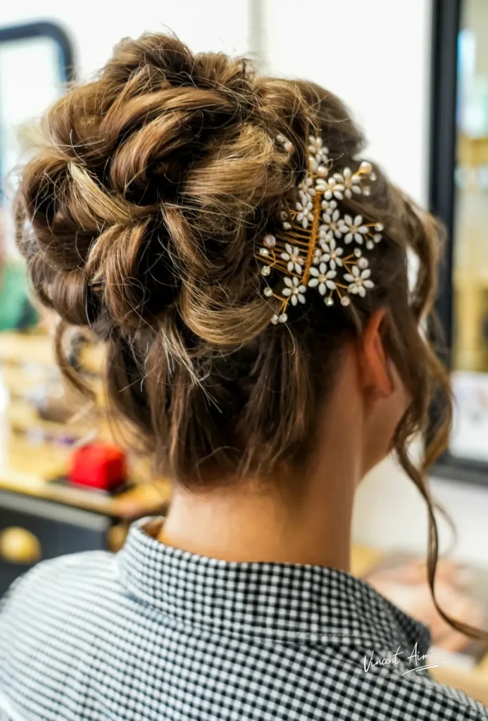 Coiffure de la mariée avec broche dans les cheveux