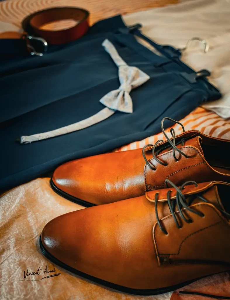 Chaussures, costume, ceinture et nœud papillon du marié