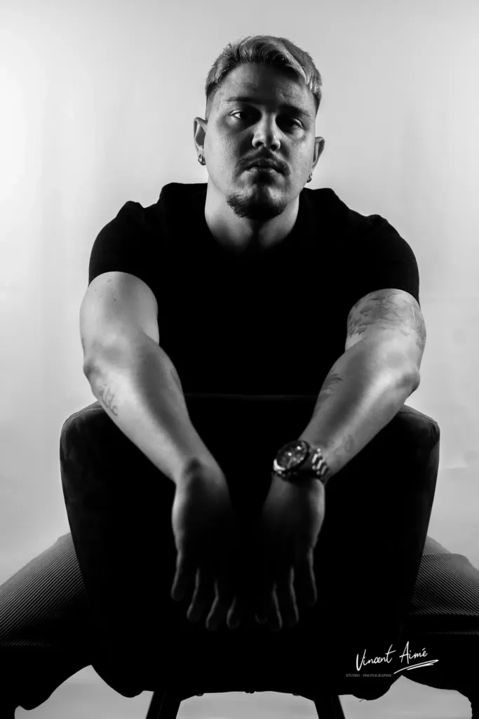 Portrait noir et blanc d'un homme assis