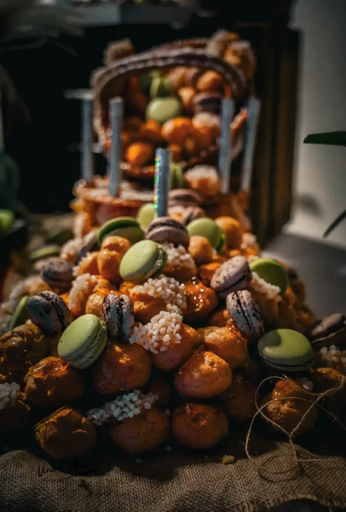 Pièce montée et macaron pour le dessert