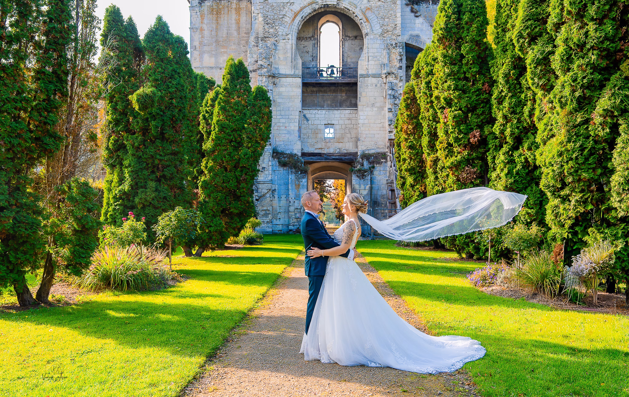 Couple de mariés avec le voile qui vole